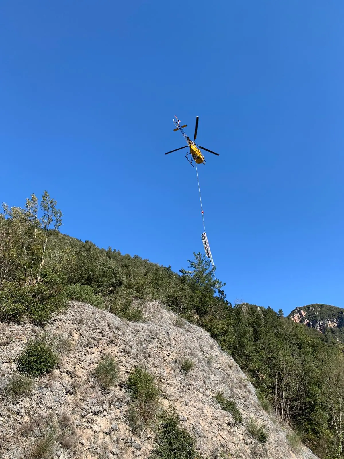 Elicottero che trasporta materiali per il cantiere sul versante