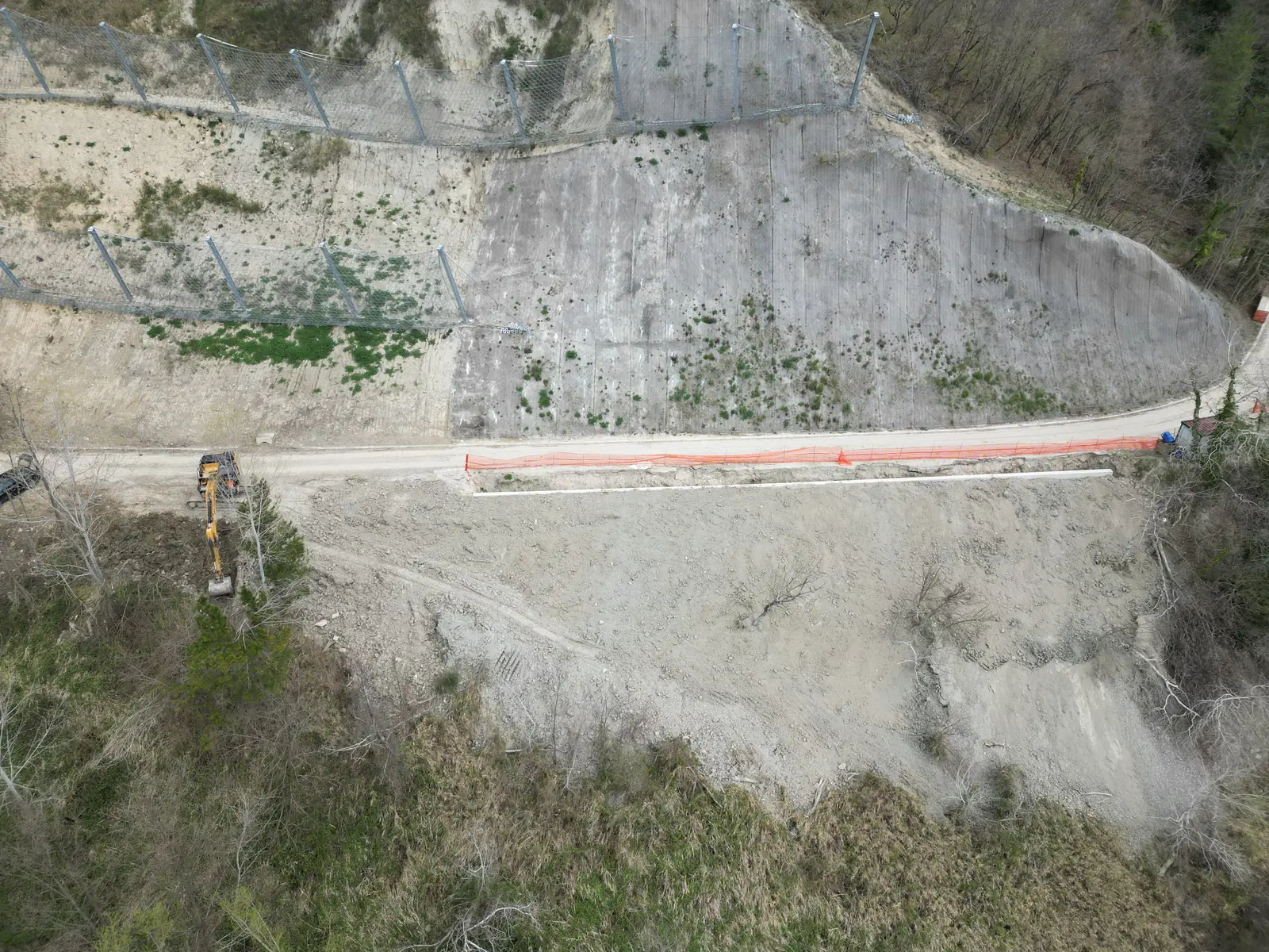 Strada ripristinata davanti al versante consolidato