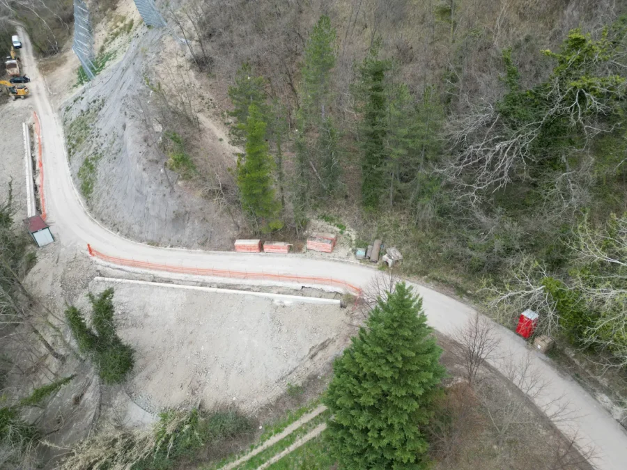 Strada di montagna con tornante ripristinato, protetta dalla scarpata consolidata